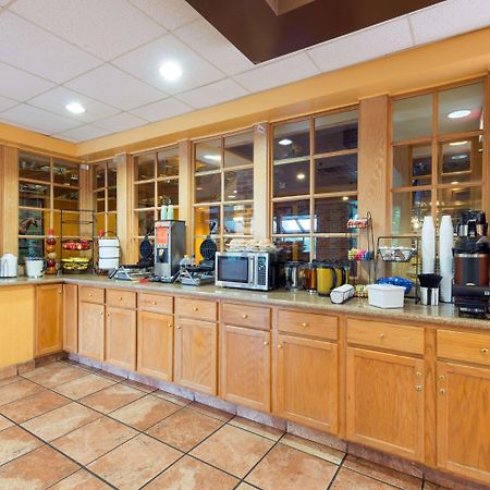 Ramada By Wyndham Louisville North Екстериор снимка