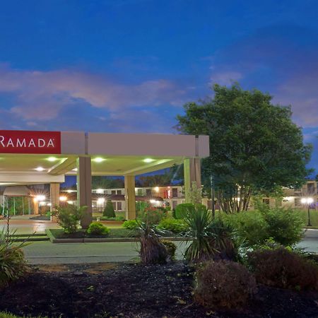 Ramada By Wyndham Louisville North Екстериор снимка