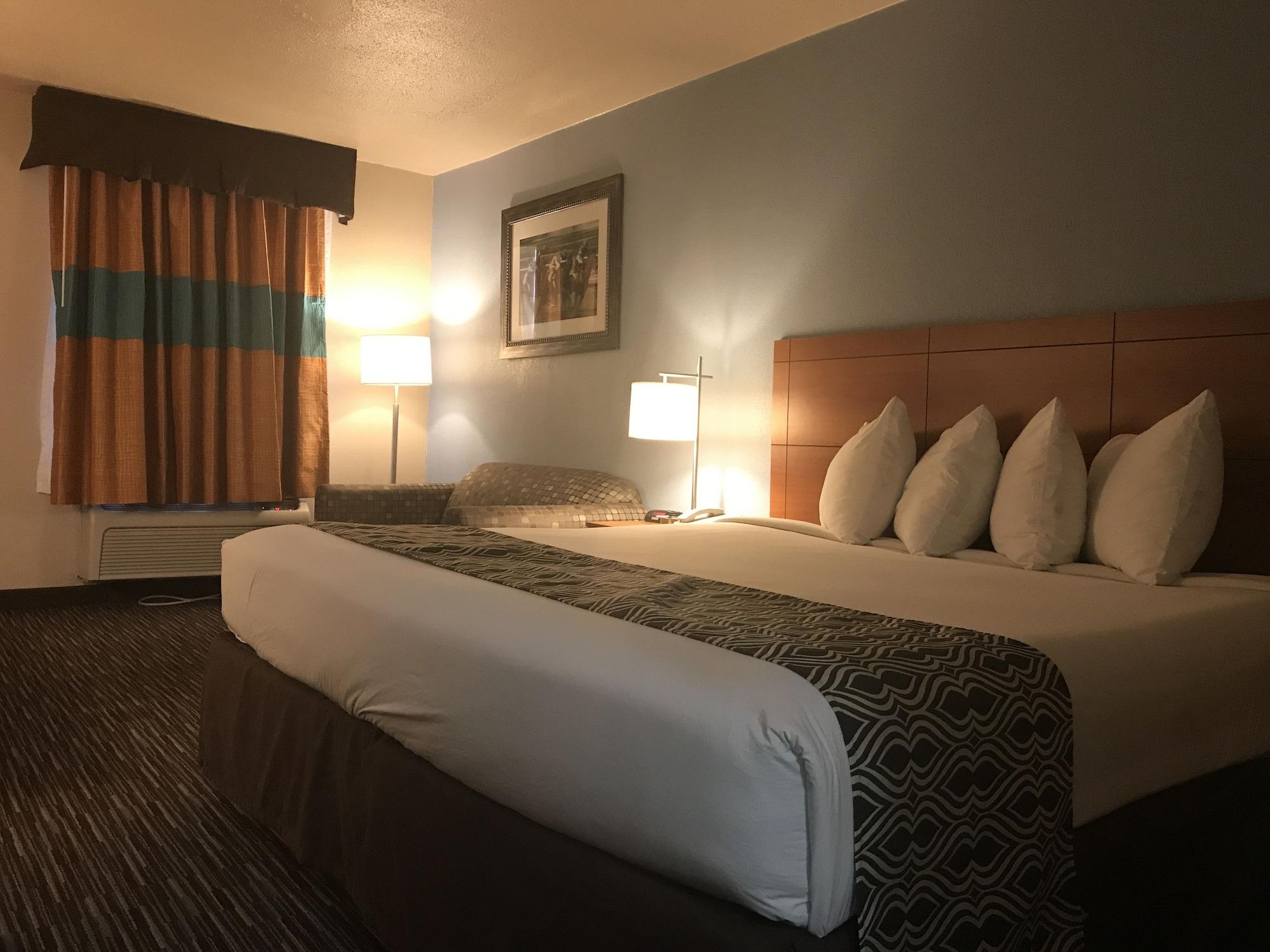 Ramada By Wyndham Louisville North Екстериор снимка