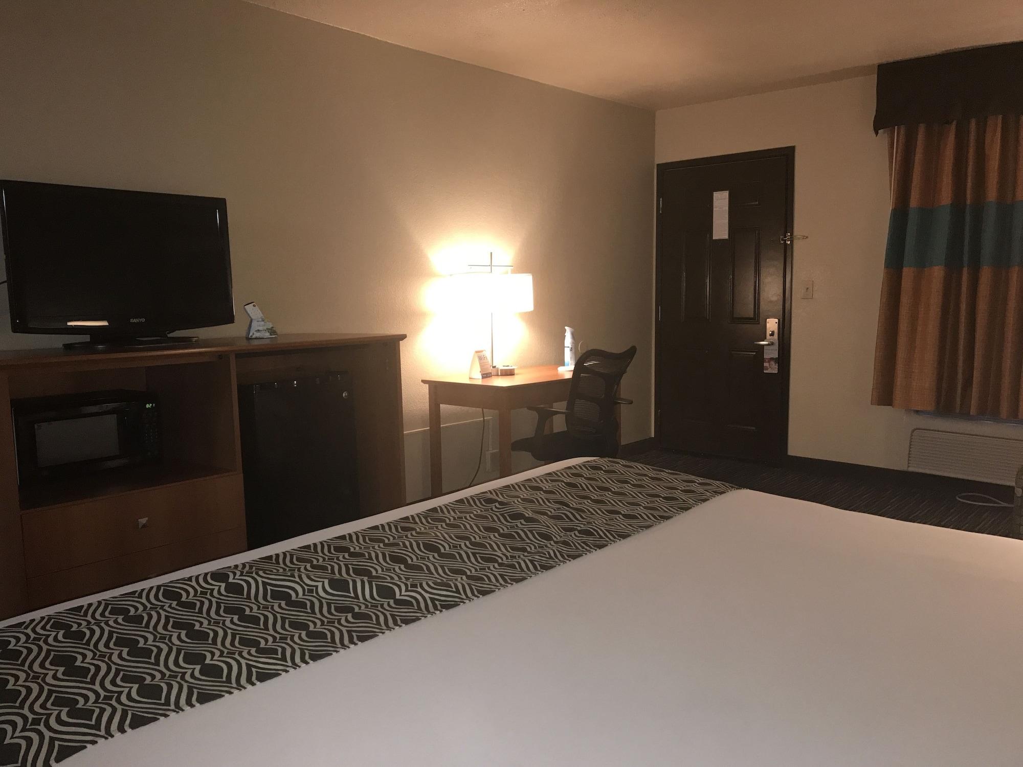 Ramada By Wyndham Louisville North Екстериор снимка