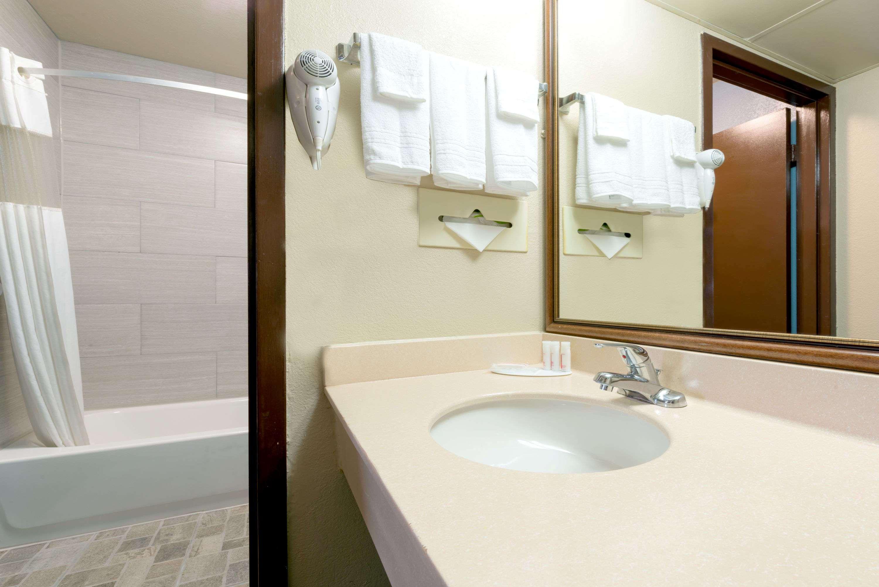 Ramada By Wyndham Louisville North Екстериор снимка