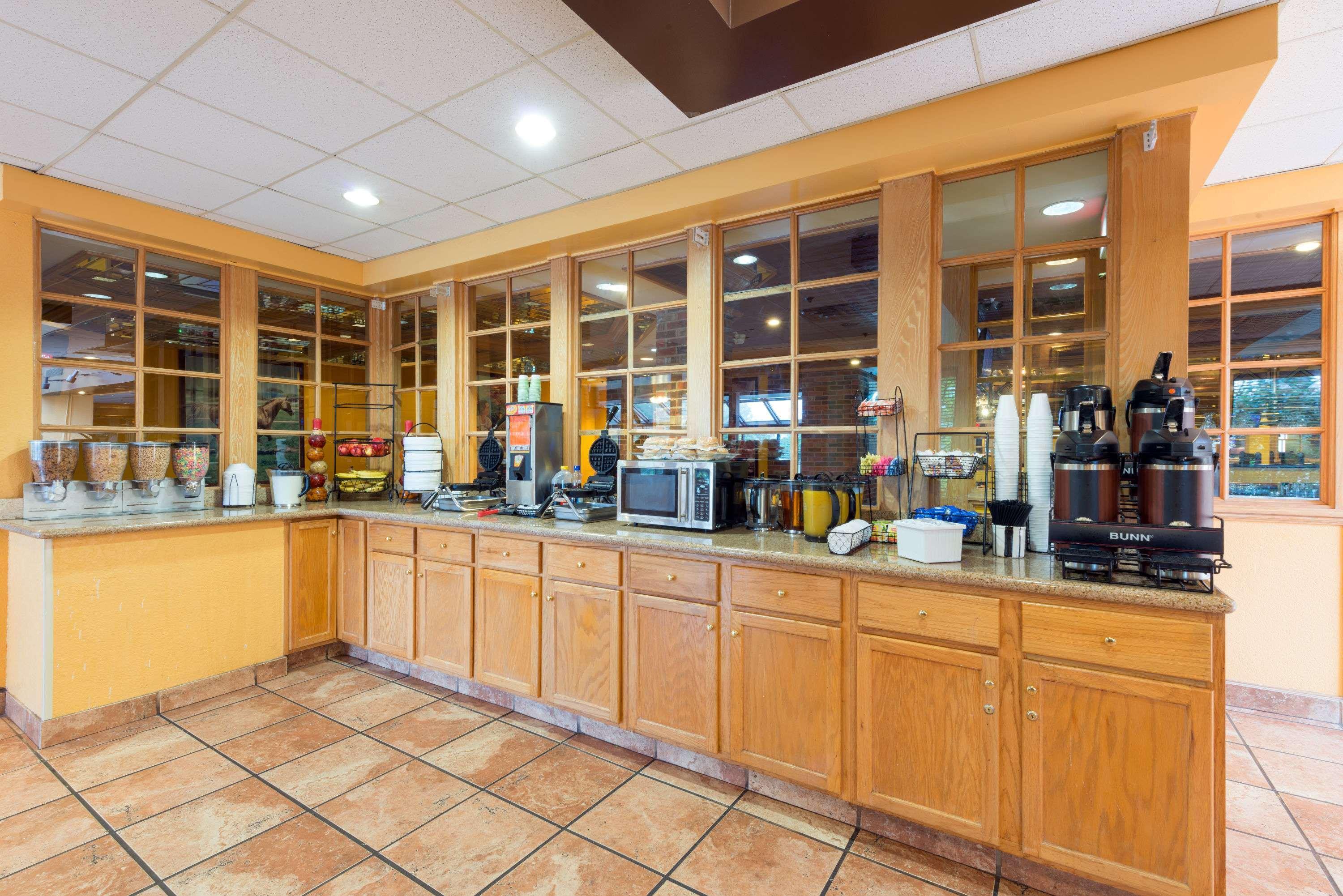 Ramada By Wyndham Louisville North Екстериор снимка