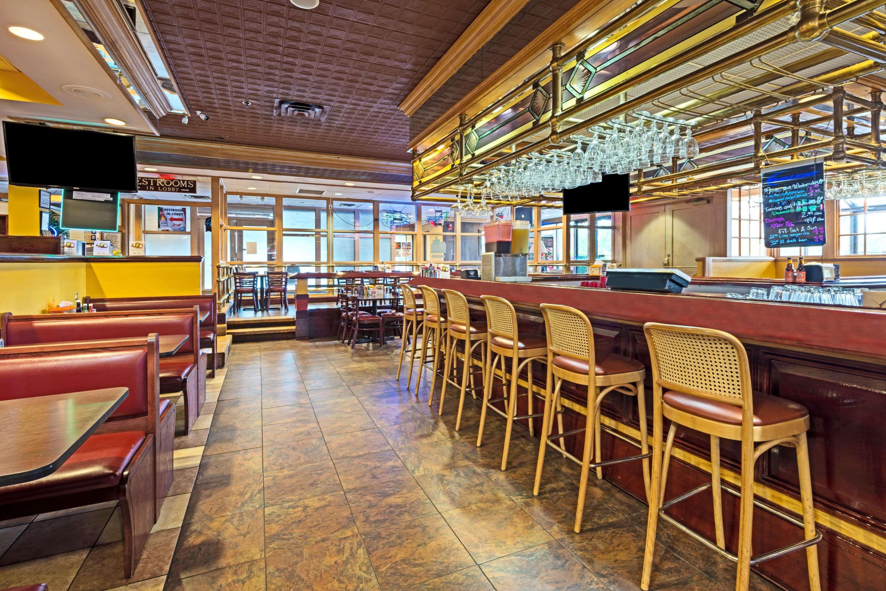 Ramada By Wyndham Louisville North Екстериор снимка