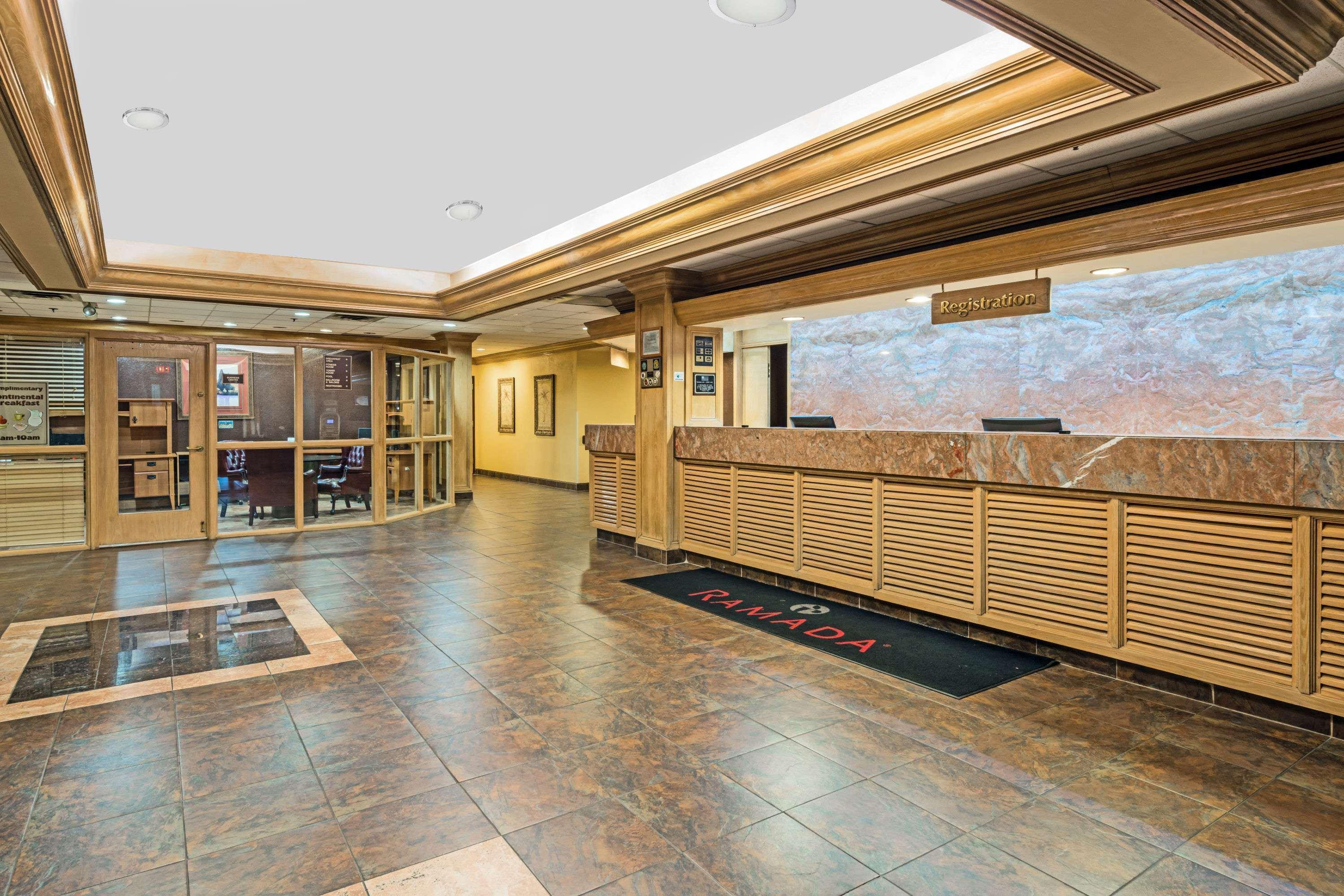 Ramada By Wyndham Louisville North Екстериор снимка