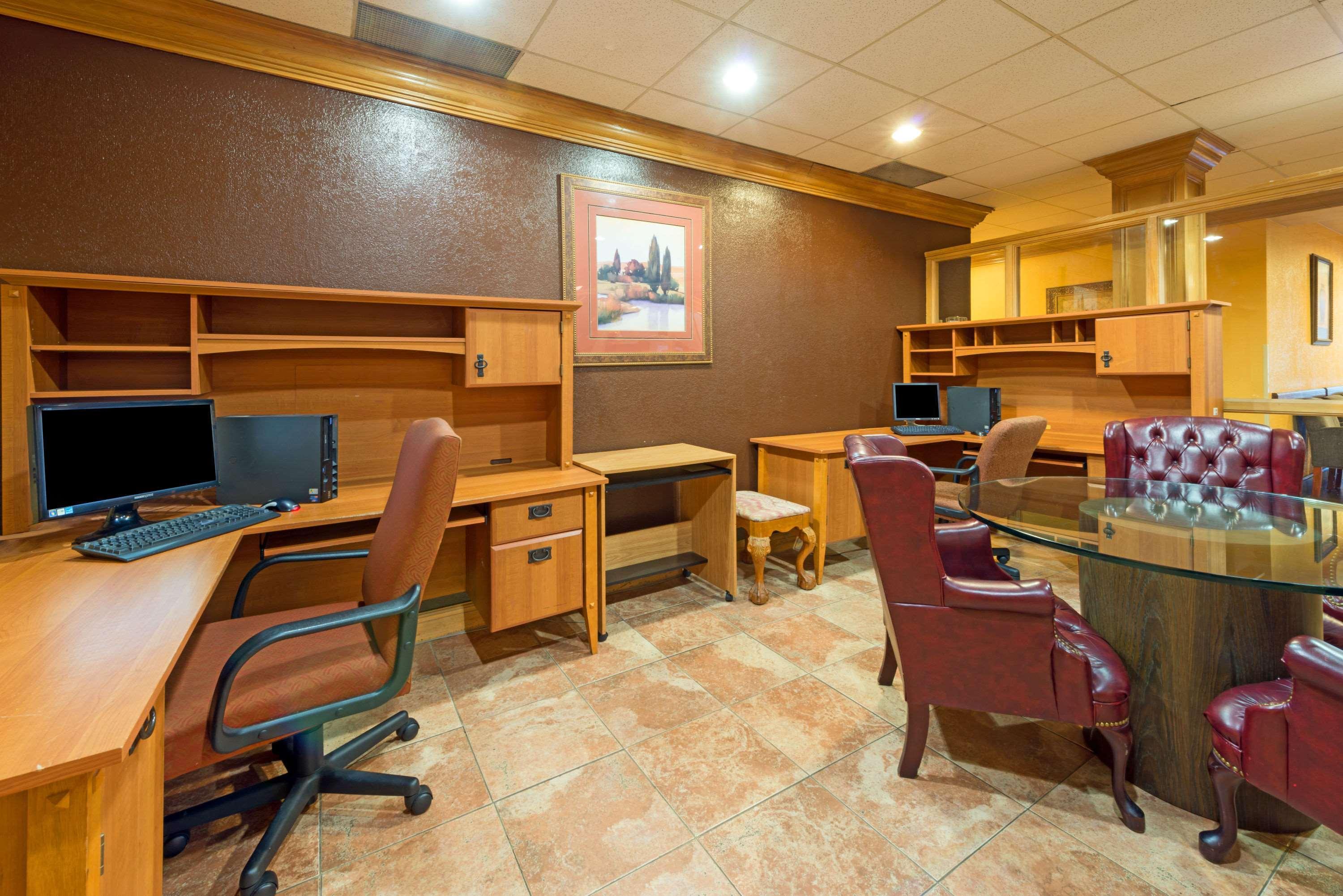 Ramada By Wyndham Louisville North Екстериор снимка