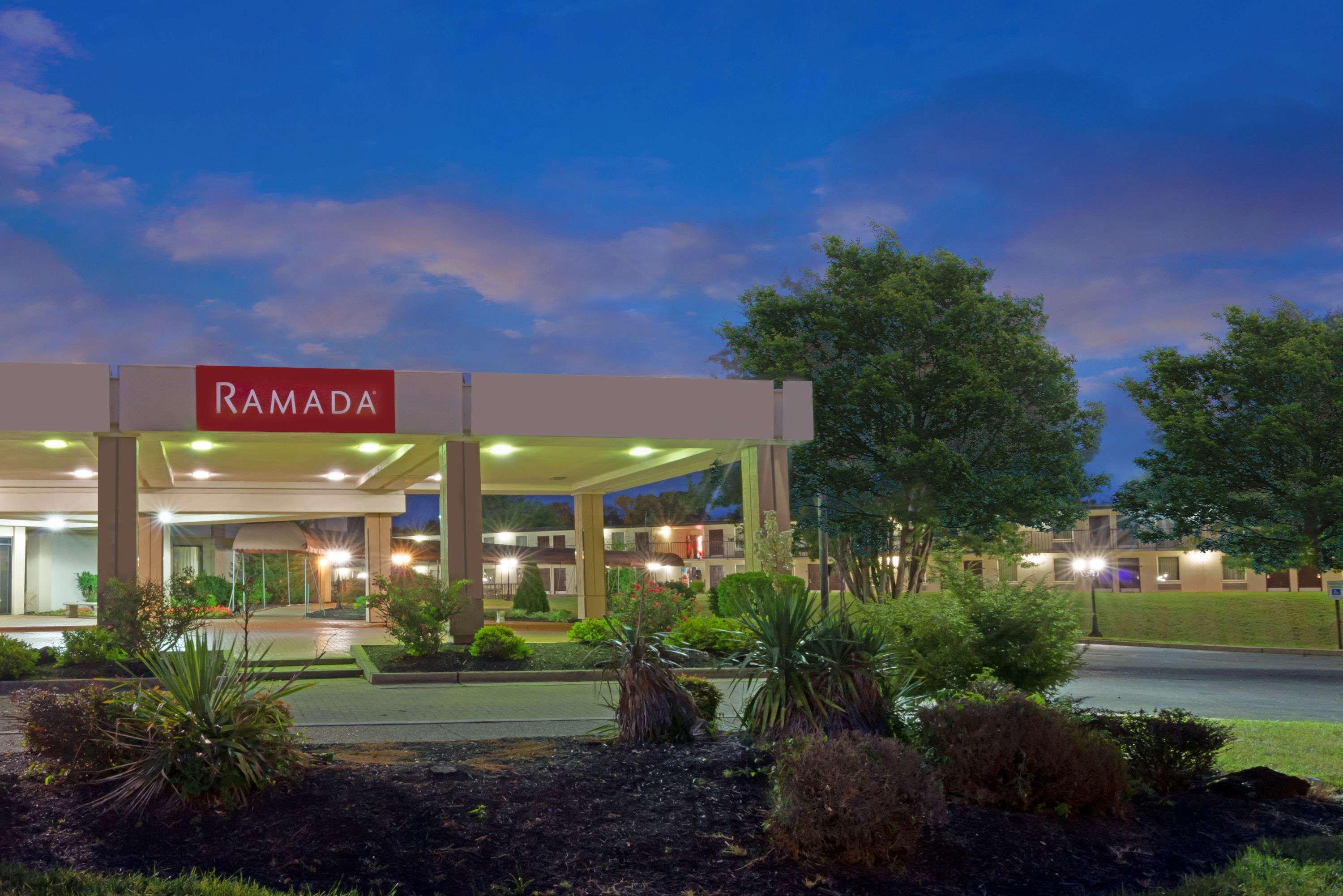 Ramada By Wyndham Louisville North Екстериор снимка