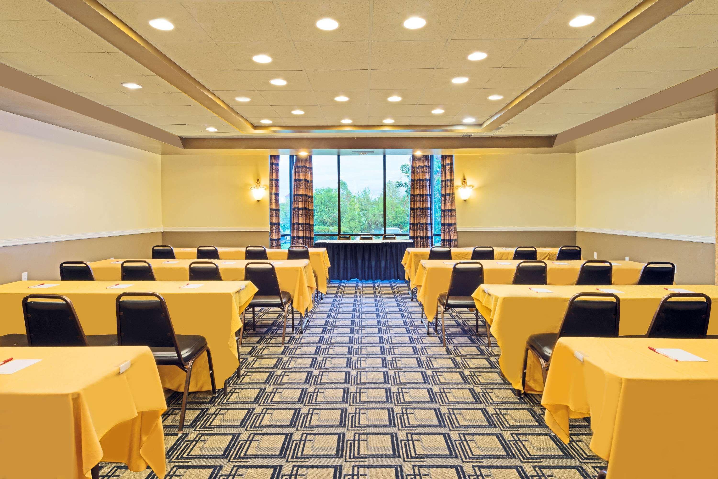 Ramada By Wyndham Louisville North Екстериор снимка