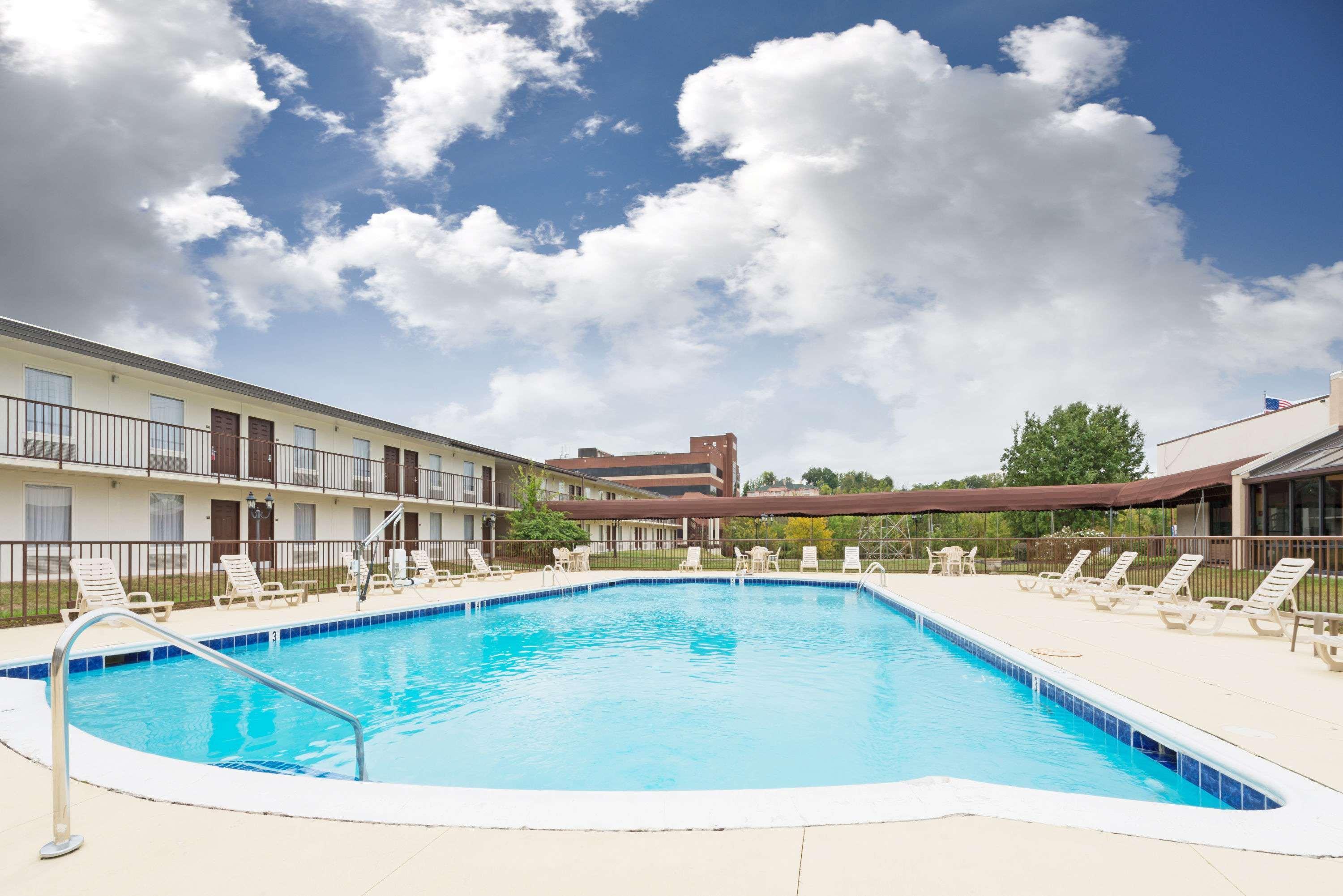 Ramada By Wyndham Louisville North Екстериор снимка