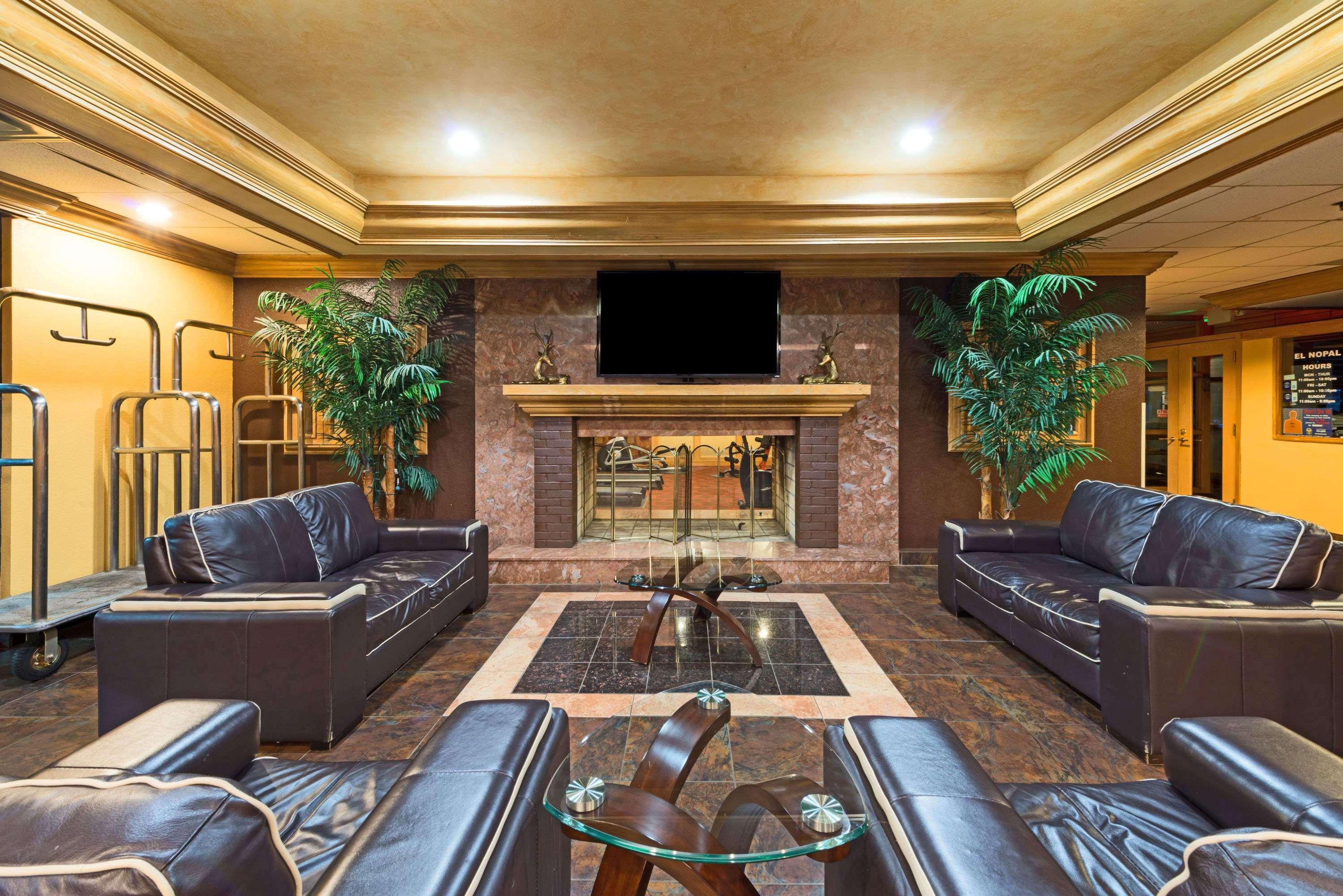 Ramada By Wyndham Louisville North Екстериор снимка