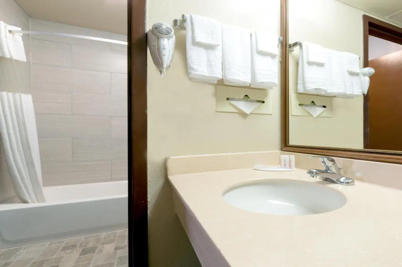 Ramada By Wyndham Louisville North Екстериор снимка