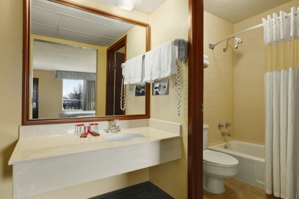 Ramada By Wyndham Louisville North Стая снимка