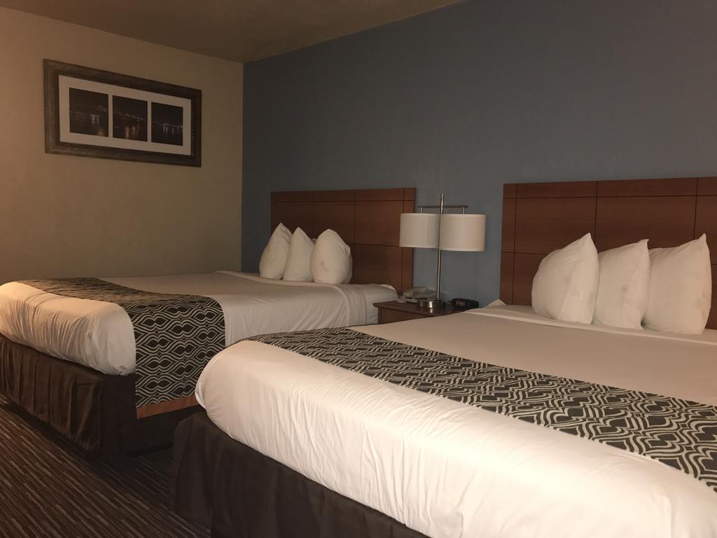 Ramada By Wyndham Louisville North Екстериор снимка