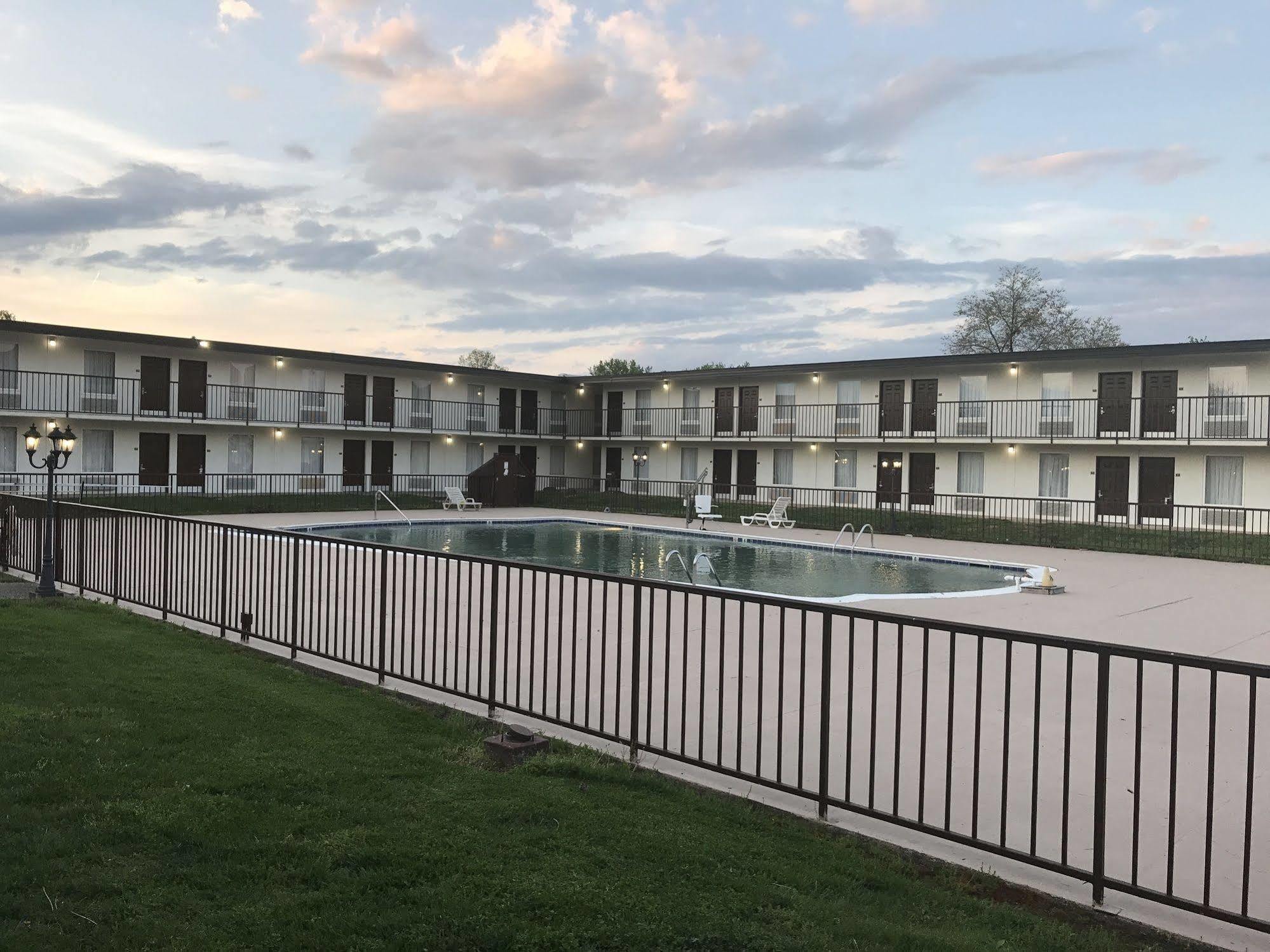 Ramada By Wyndham Louisville North Екстериор снимка
